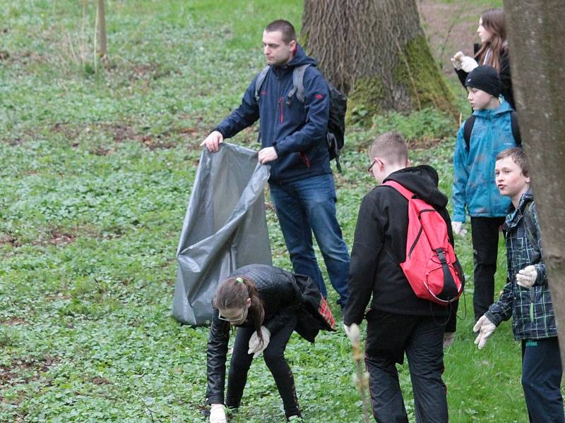 Školáci ze ZŠ Dukelská uklízeli nepořádek v Konopišťském parku.