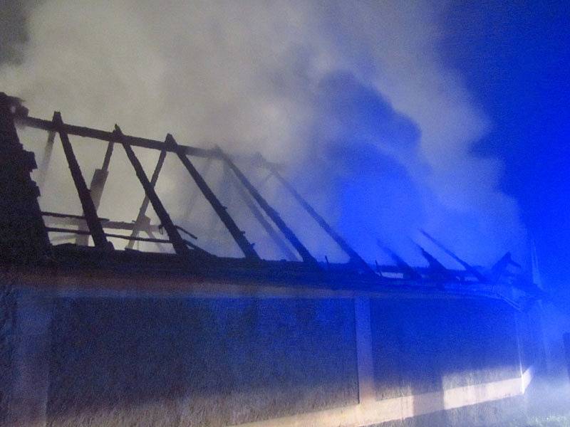 V obci Libouň u Zvěstova zasahovali v sobotu po 19. hodině hasiči z Vlašimi, Benešova, Louňovic a Jankova u požáru domu, který plameny zcela poničily.