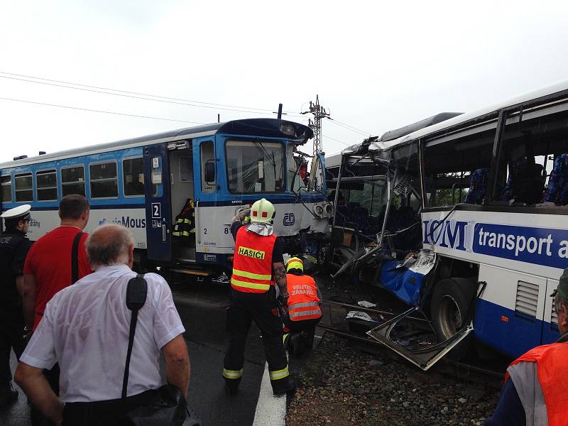 Střet autobusu a vlaku na železničním přejezdu u obce Struhařov 14. června 2020