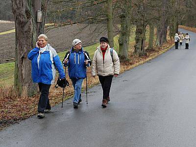 Osmého ročníku pochodu na Chvojen se zůčastnilo více než sto turistů.