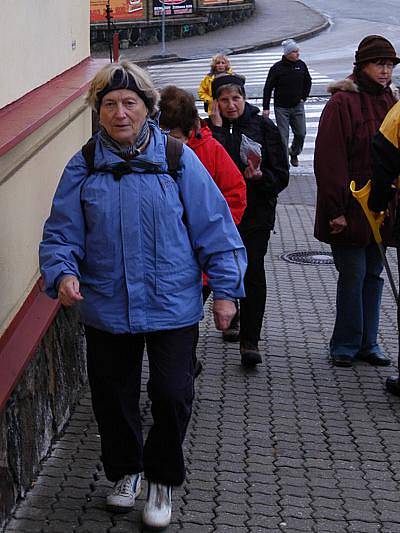 Osmého ročníku pochodu na Chvojen se zůčastnilo více než sto turistů.