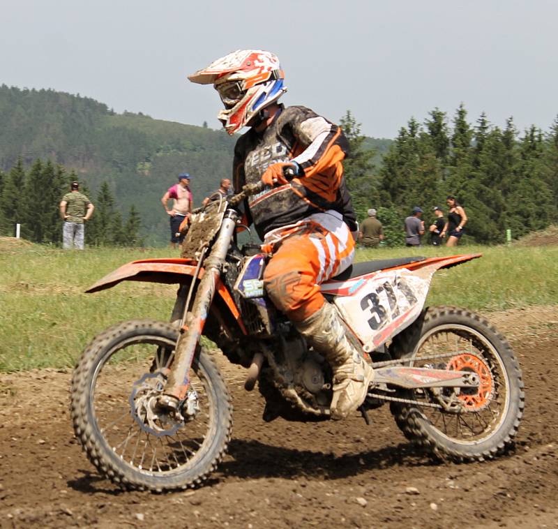 Po rozpravě s jezdci následovaly první a druhé finálové jízdy kategorií hobby MX2, veterán, hobby MX1, 85 ccm, MX2 a MX1.