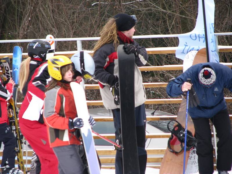 První hodina provozu skiareálu byl na Silvestra náročný. Lyžaři si zvykali na nastupování na lanovku