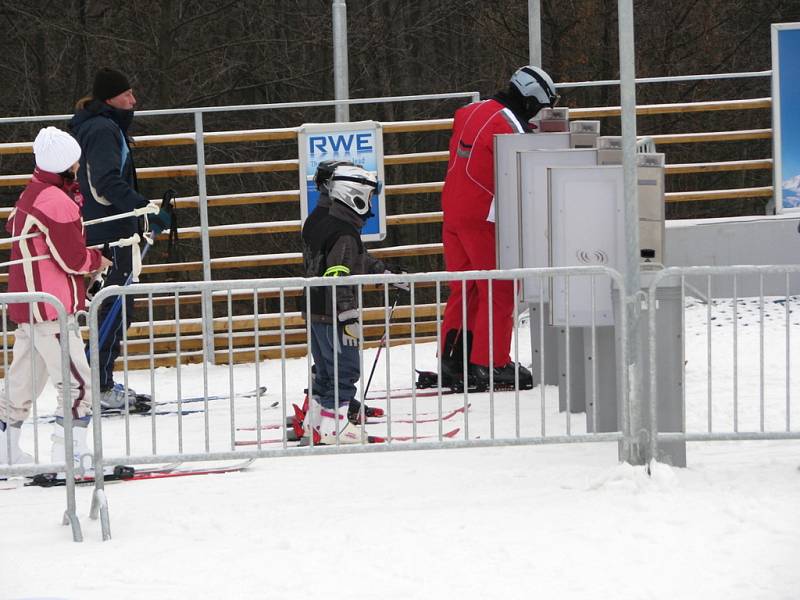 První hodina provozu skiareálu byl na Silvestra náročný. Lyžaři si zvykali na nastupování na lanovku