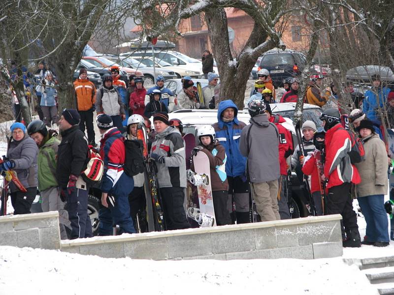 První hodina provozu skiareálu byl na Silvestra náročný. Lyžaři si zvykali na nastupování na lanovku