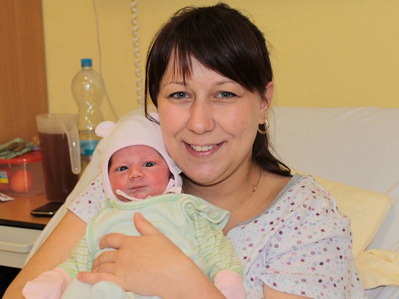 Malá Sofie Anna se narodila 1. ledna v 11.23. Sestřičky jí navážily 3,29 kg a naměřily 49 cm. Z holčičky se radují rodiče Zuzana Jirotová a David Fiala. Doma v Mirošovicích má brášku Matyáše (1,5).