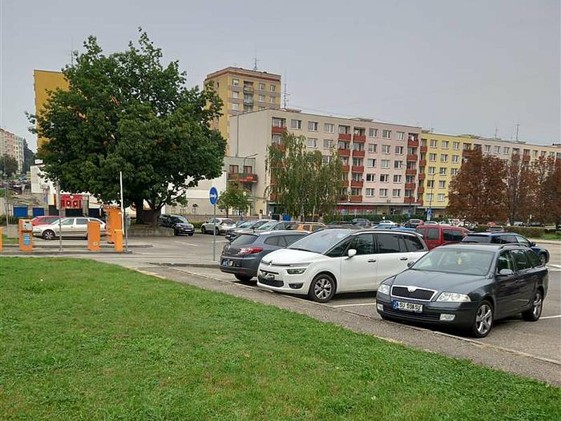 Parkoviště Pod Brankou (na snímku) v Benešově bude bez aut od 1. do 21. října 2021.