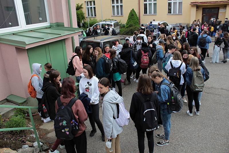 Z prvního vyučovacího dne studentů Střední zemědělské školy v Benešově po rozvolnění koronavirových opatření.