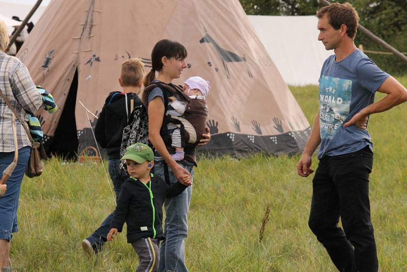 Během akce si mohli zájemci prohlédnout i indiánský tábor.