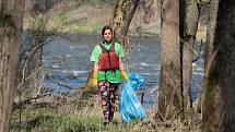 Desátý ročník akce Čistá řeka Sázava, den druhý. Dobrovolníci čistí řeku a její okolí od Krhanic ke Kamennému Přívozu.