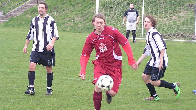 VE IV. TŘÍDĚ přijelo béčko Tichonic do Struhařova jen v deseti lidech a odvezlo si čtyři „banány“ do svého domova. 