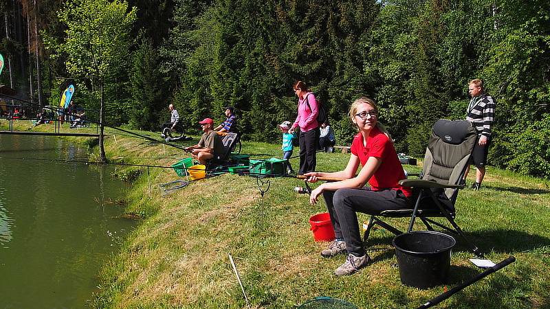 Jarní závody handicapovaných rybářů na nádrži Záhorská u Kladrub na Vlašimsku.