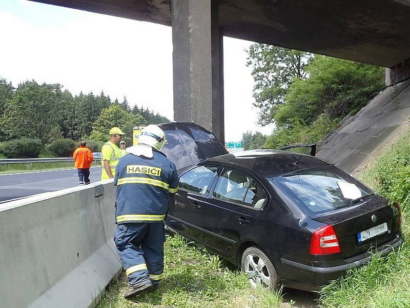 Vážná nehoda Škody Octavia zastavila v pondělí 8. července po poledni zcela provoz na 13. km dálnice D1 ve směru na Prahu a při přistání i vzletu vrtulníku LZS také na Brno. 