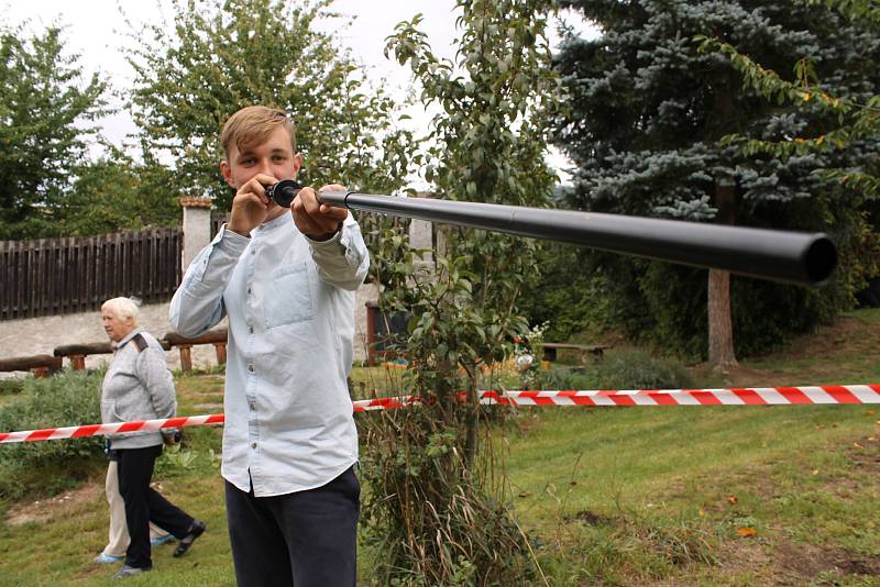 Melounová slavnost se konala v zahradě Spolkového domu sourozenců Roškotových na Palackého náměstí.