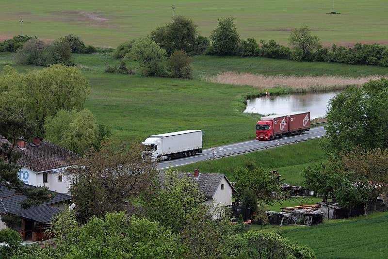 Olbramovice a okolí z dominanty obce, věže kostela Všech svatých.