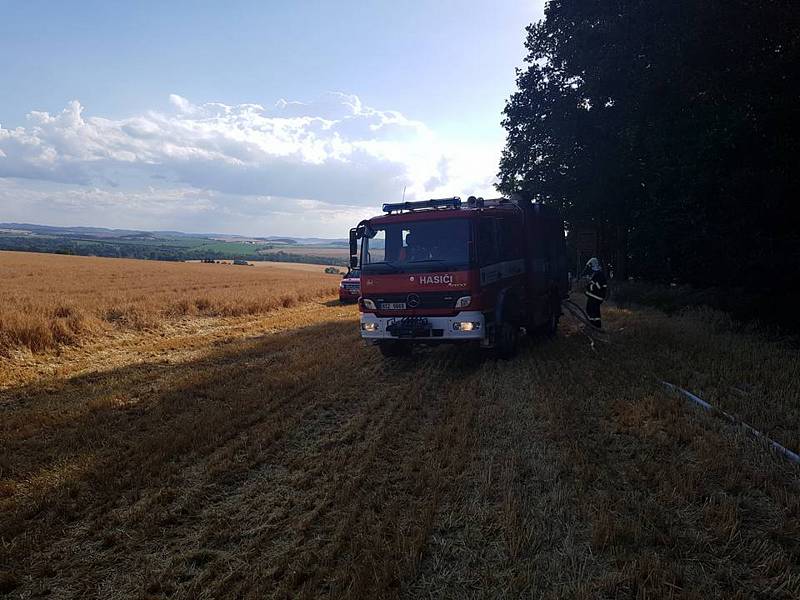 Požár pole u Mokré Lhoty zaměstnal tři jednotky hasičů. Ohrožený byl i blízký les.