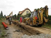 Budování kanalizace by se mělo v roce 2023 týkat týnecké části Krusičany. Archivní snímek stavby kanalizace pochází z Pecerad z roku 2008.