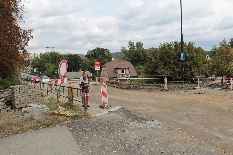 Stavba kruhové křižovatky pod týneckým hotelem se blíží ke svému závěru.