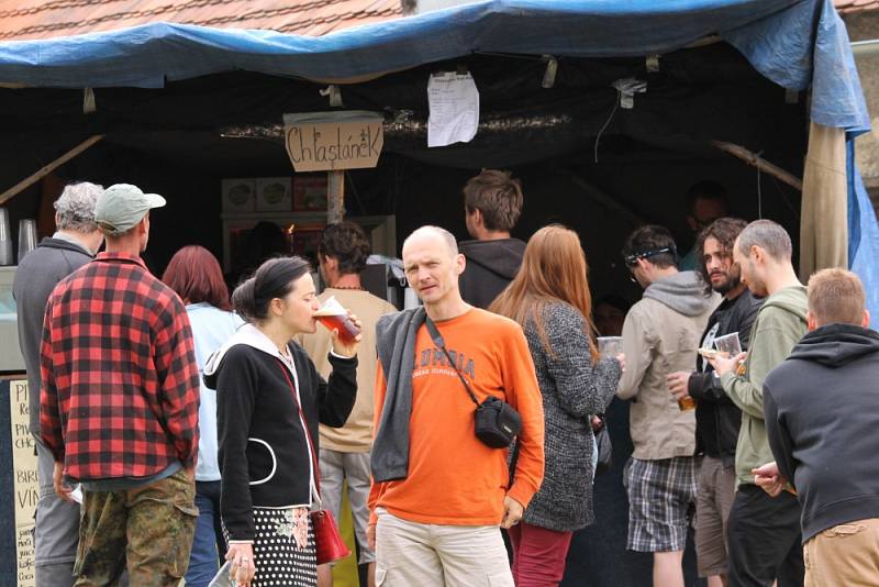 VlčkoviceFest stále pokračuje. Teprve až v neděli ráno se přítomní rozloučí bohoslužbou pod širým nebem.