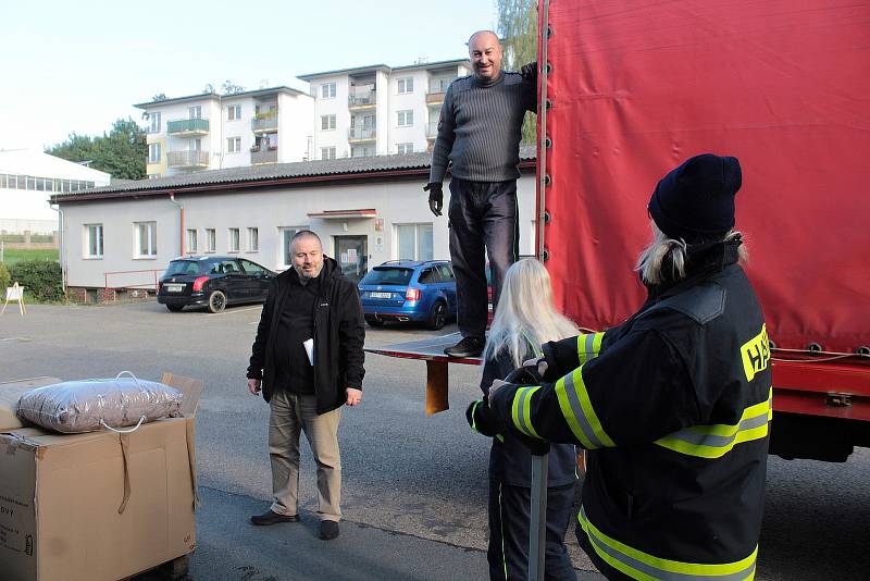 Distribuce materiálu na nouzové přežití v Benešově.