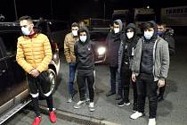 Šest nelegálních migrantů ze Sýrie při kontrole celníků na 52. km dálnice D1 ve směru na Prahu.