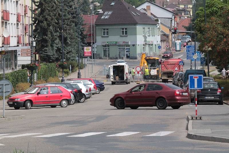 Propadlá vozovka komplikuje dopravu v Benešově.