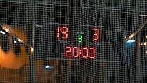 Vrchol frašky. Časomíra na benešovském stadionu umí počítat jen do devatenácti, zápas Benešov - Popovice sice skončil 26:3, ale podle časomíry jen 19:3. 