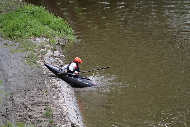 Vodáci si v neděli 23. května nenechali ujít příležitost pro své hobby. Ideální výšku hladiny využili k plavbě z Týnce nad Sázavou do Pikovic.