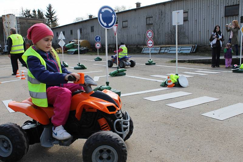 Mobilní hřiště navštívilo obec Ratměřice. Děti si tak mohly vyzkoušet silniční provoz v praxi.