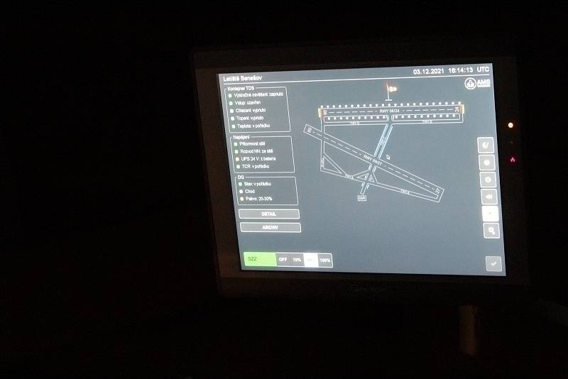 Velín řízení letového provozu Letiště Benešov při zkoušce systému osvětlení drah.