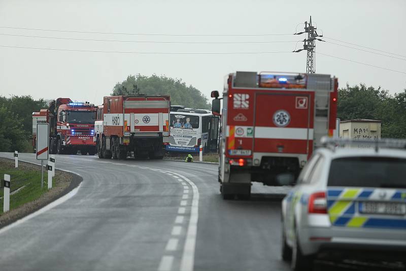 Ke srážce vlaku s autobusem došlo u Struhařova na Benešovsku v neděli 14. června.