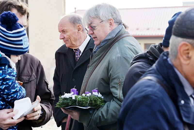 Před kostelem sv. Mikuláše v Benešově bylo v neděli rušno