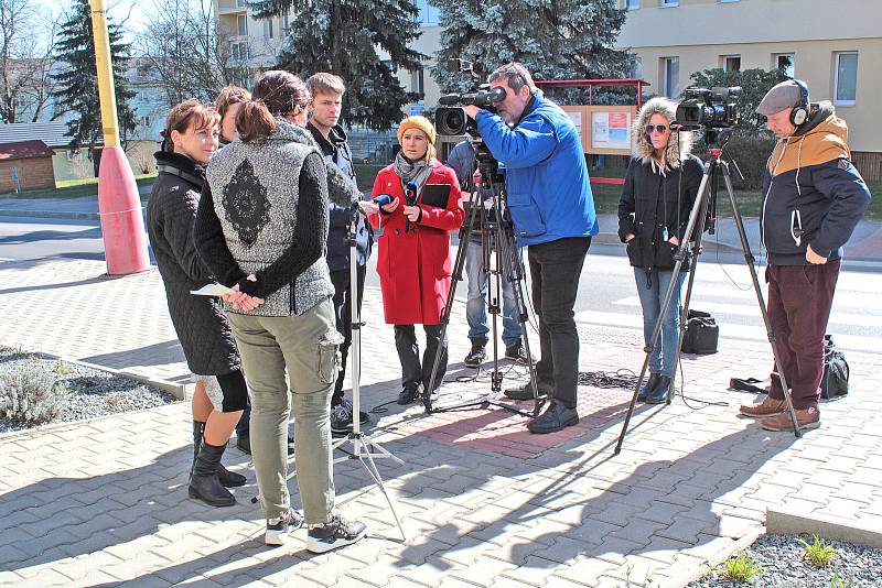 Tisková konference hejtmanky Středočeského kraje Jaroslavy Pokorné Jermanové před ředitelstvím Nemocnice Rudolfa a Stefanie  Benešov v neděli 15. března.