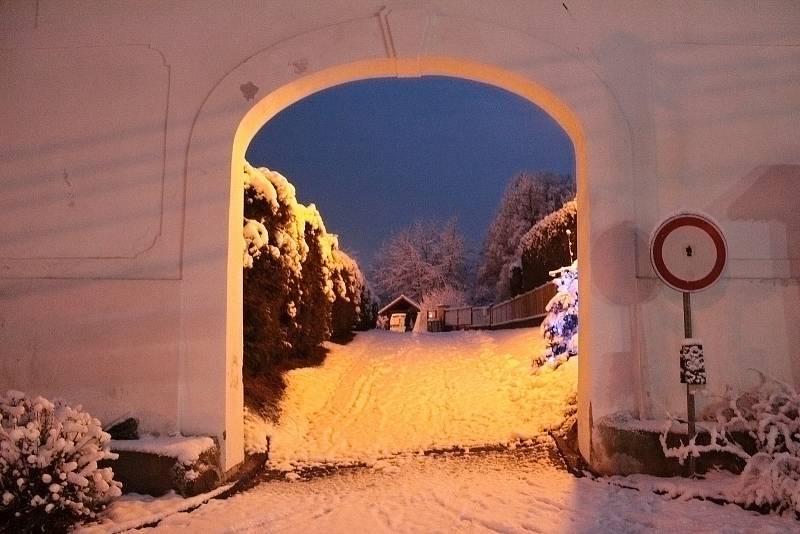 Zasněžený Týnec nad Sázavou ve čtvrtek 7. ledna 2021 ráno.