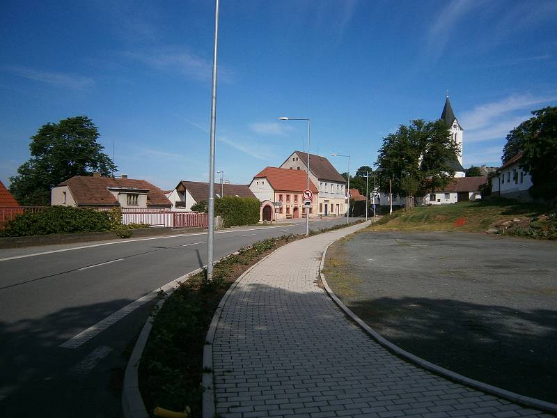 Děti ze Základní školy Trhový Štěpánov bojují se špatným parkováním vlastnoručně vyrobenými letáčky.