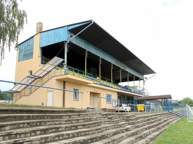 Hlavní tribuna na fotbalovém stadionu v Benešově. 