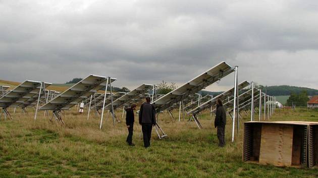 Fotovoltaická elektrárna zabírá u obce zatím jeden a půl hektaru