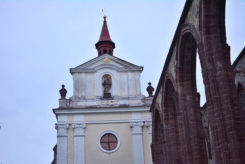 Kostel svatého Prokopa v Sázavě ožil během páteční noci. Zájemci si mohli vyslechnout pěvecké vystoupení dětí, malovat voskem i si pozorně prohlédnout sázavský svatostánek.