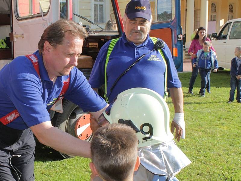 Děti z neveklovské a křečovické školy si užívaly her při Dni záchranářů v Tloskově. 