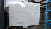 Vzkazy lékařů pacientům na dveřích ordinací v Týnci nad Sázavou.