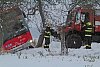 Autobus u Prahy zůstal viset na krajnici. Uvězněného řidiče vyprostili hasiči