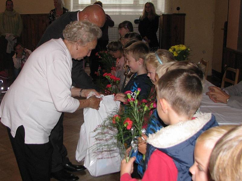 Ve Vrchotových Janovicích zahajovala škola 1. září v sokolovně.