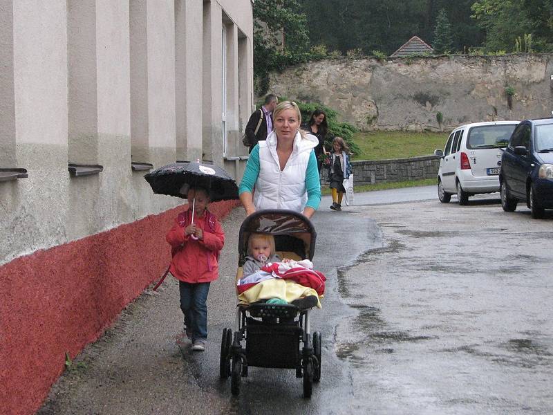 Ve Vrchotových Janovicích zahajovala škola 1. září v sokolovně.