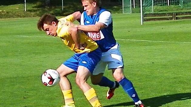 Na benešovského Luboše Balatu (ve žlutém) se nalepil benátský Břetislav Tvrzník.