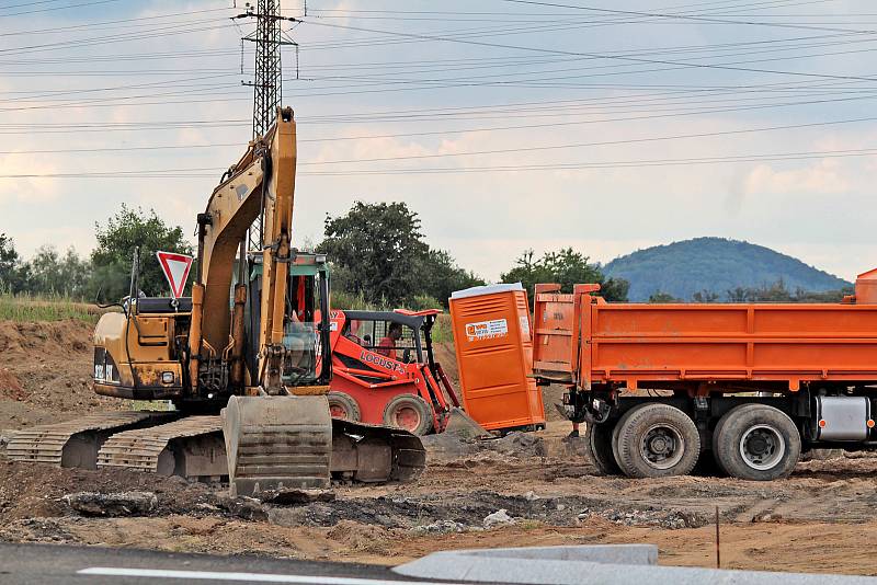 Z výstavby okružní křižovatky na Červených Vršcích v Benešově.