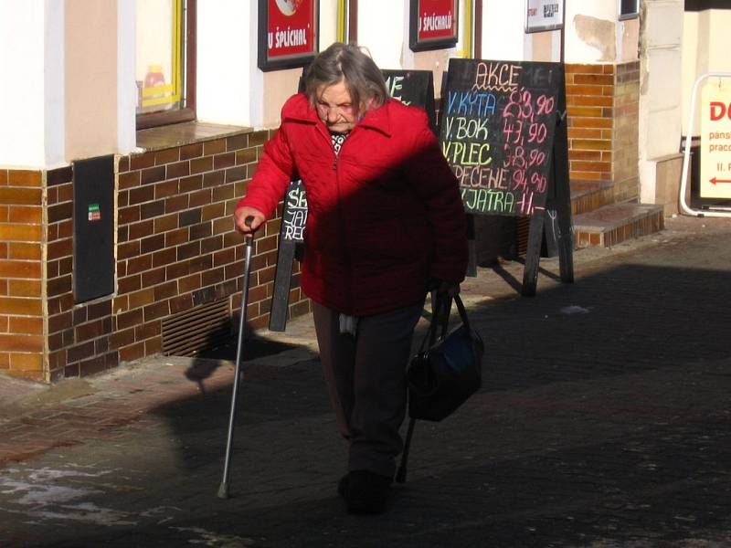 Seniorům,  zejména ty osamělé,  může osobní alarm  uchránit od pocitu bezmocnosti a zachránit jim život