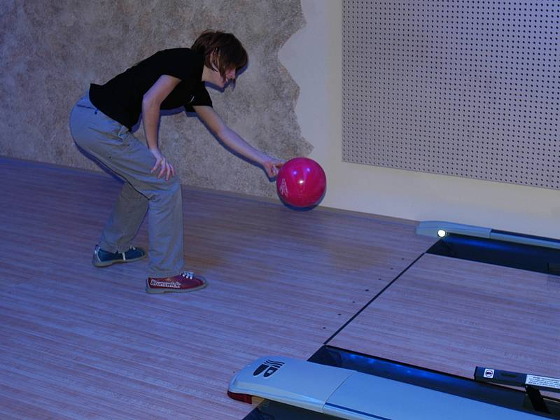 Praktická výuka žáků z Katušky ve Stone bowling baru v Tyršově ulici.