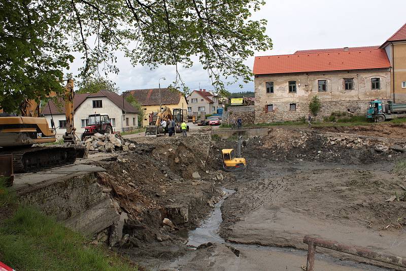 Z rekonstrukce Pivovarského rybníka v Louňovicích pod Blaníkem.