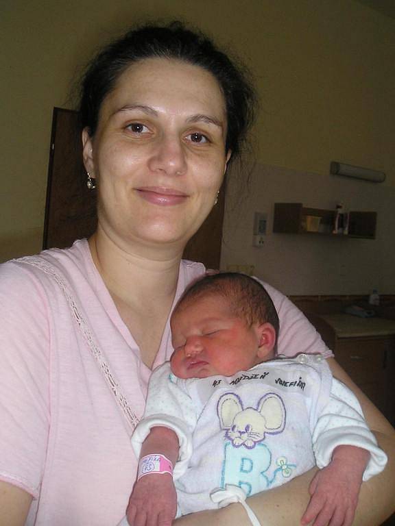 Manželé Mirka a Felix Moždžeňovi z Týnce nad Sázavou připravili malému Matyášovi (3) pěkný dárek – sestřičku Jozefínku. Narodila se 15. února ve 13 hodin, vážila 3,7 kg a měřila 50 cm
