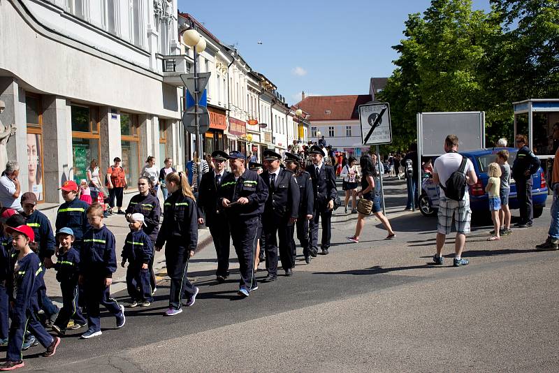 Hasičský den na Konopišti zahájili účastníci na Masarykově náměstí v Benešově.